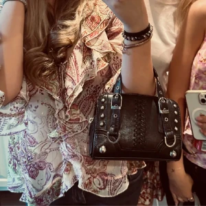 Väska - Säljer denna zara väska då den ej kommer till användning❣️den är mycket använd❤️pris kan diskuteras❣️inte mina bilder