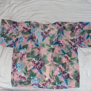 hawaii skjorta, väldigt tunt och lätt material, skön på sommaren. väldigt fint skick. den är i storlek 128 barn storlek men jag är 167 cm och kan ha den om man vill ha den lite kortare ungefär till höfterna. inte tajt i axlarna heller.