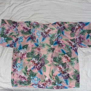 hawaii skjorta  - hawaii skjorta, väldigt tunt och lätt material, skön på sommaren. väldigt fint skick. den är i storlek 128 barn storlek men jag är 167 cm och kan ha den om man vill ha den lite kortare ungefär till höfterna. inte tajt i axlarna heller.