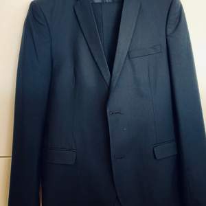 Kostym från Jack & Jones, perfekt för dig som letar efter en kostym till student eller bal, skriv privat för frågor angående storlek och passform m.m