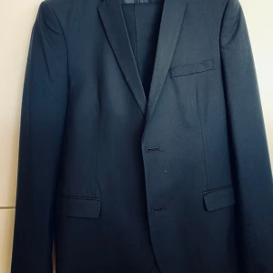 Kostym Jack & Jones - Kostym från Jack & Jones, perfekt för dig som letar efter en kostym till student eller bal, skriv privat för frågor angående storlek och passform m.m