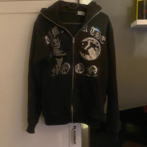 Aim for the moon tröja - Hej säljer min fina Aim for the moon tröja. Tröjan har tappat några pärlor som inte tänks på när man andvänder den övrigt är den i bra skick. Hör av er vid frågor eller bilder. 