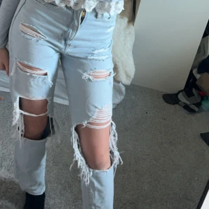 Ljusblåa jeans  - Ljusblåa momjeans från hm. Använda typ 5 gånger. Säljs då dom inte är min stil längre 