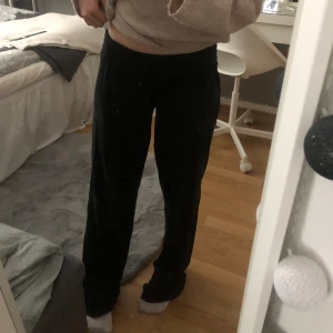 Lågmidjade mjukisbyxor - Aldrig använda, någorlunda stora för mig som är 160 men inte överdrivet stora. Köpta för ganska länge sendan på hm. Pris kan diskuteras 