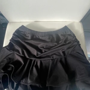 Kjol - Jättefin kjol med shorts på insidan och väldigt skönt material.