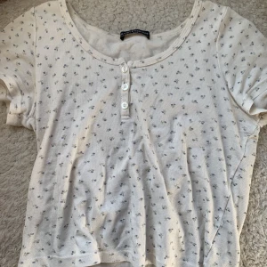 blommig topp - Superfin blommig topp från brandy melville! Bra skick, säljer då den inte används längre 