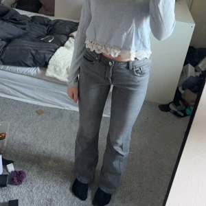 Gråa jeans  - Gråa bootcut jeans från Lindex använda 1 gång och säljs då dom inte sitter så snyggt på mig. 