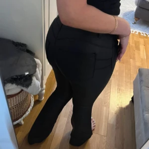 Lågmidjade bootcut med coating - Bootcut, låg midja, konturer bak som formar 🍑 fint, går ner till golvet på mig som är 166, endast testade