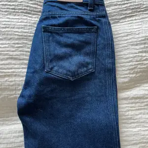 Mörkblå långa jeans i modellen Hall. Använda tre gånger. Cond 9/10.