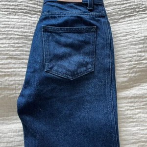 Rodebjer jeans ( Hall ) - Mörkblå långa jeans i modellen Hall. Använda tre gånger. Cond 9/10.