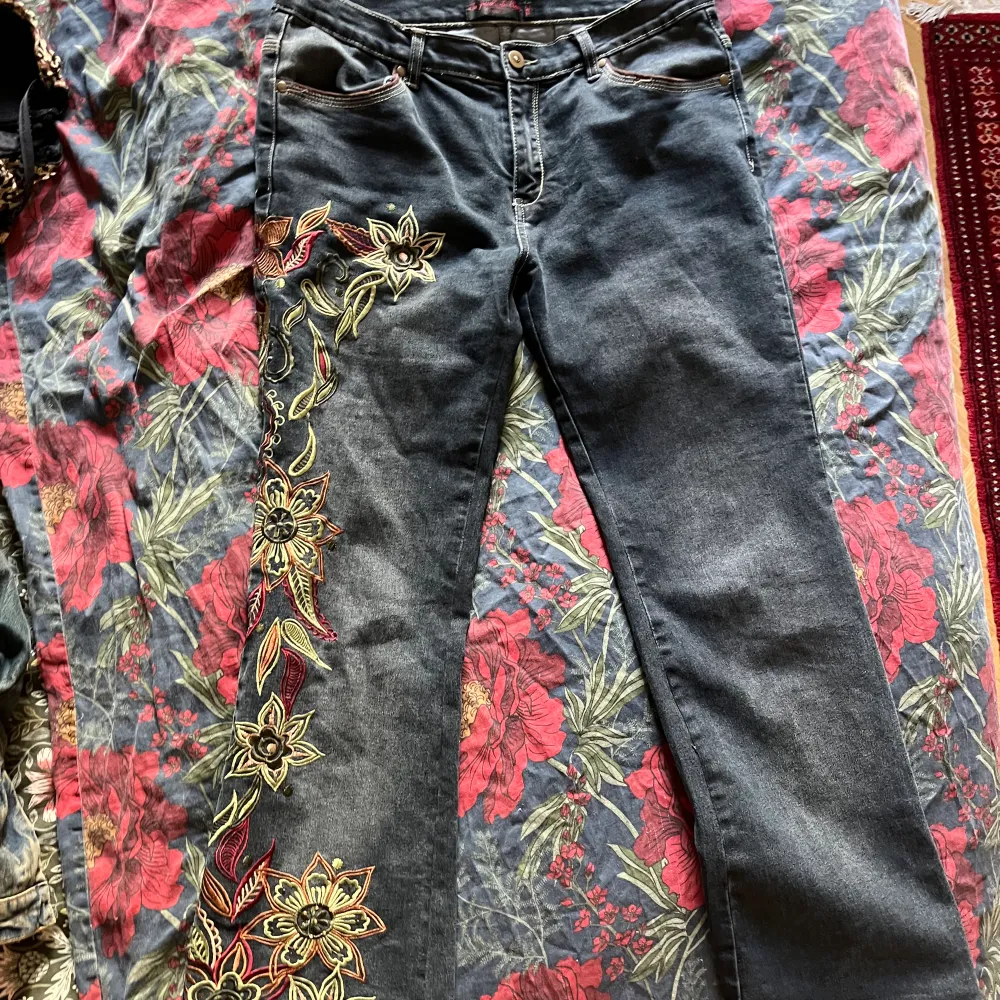 Blommiga bootcut jeans i midwaist, skulle säga storlek M ungefär! ❤️ Pris går att diskutera. Jeans & Byxor.