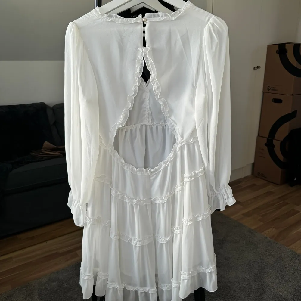 säljer världens finaste studentklänning från Dressy. köpt för 699, dom har nu rea för 499, säljer för 349 🤍säljer då jag köpte två storlekar 🤍. Klänningar.