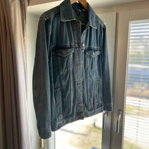 Jeansjacka  - Avslappnad jeansjacka, inför våren. Inga deftekter finns. 