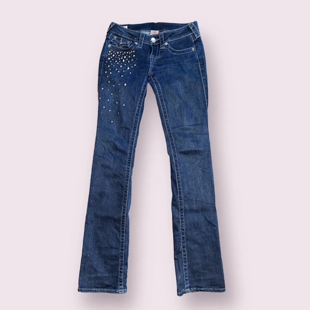 Extremt unika lågmidjade True Religion jeans. Endast använda en gång !Nyskick!  Innerbensmått: 86cm. Midjemått mätt rakt över: 34cm. Gylf: 17cm. Jeans & Byxor.