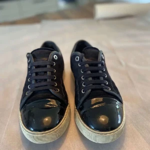 Lanvin skor - Säljer mörkblåa lanvins billigt, toe capen är lite creasad men glänser fortfarande som vanligt, och mockan är i jätte bra skick. Sulan är lite smutsig men går att fixa enkelt. De är storlek 41 men passar även 42. Hör av dig vid frågor eller intresse!