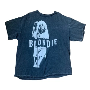 En snygg t-shirt - En snygg svart t-shirt i bra kvalite 