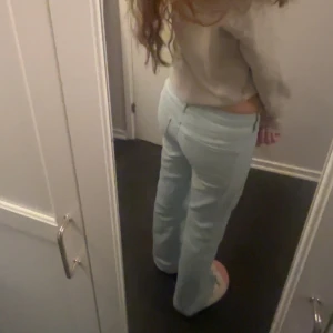 JEANS - Hej säljer ett par jeans för att dom bara ligger i min garderob och inte kommer tillanvändning. Kom privat för frågor och mer bilder. Pris kan diskuteras, köparen står för frakten. (Tryck ej på köp nu.) 