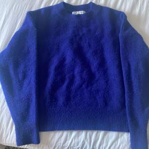 Hej! Säljer denna blåa stickade tröjan som är köpt på Zara som är slutsåld💗