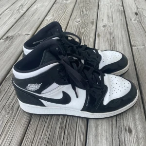 Jordan 1 mid carbon fiber  - Säljer ett par jordans då dom inte kommer till någon användning!