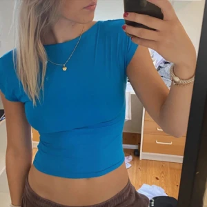 Rygglös topp  - Säljer denna asfina rygglösa toppen från shein, aldrig kommit till användning så i nyskick! 