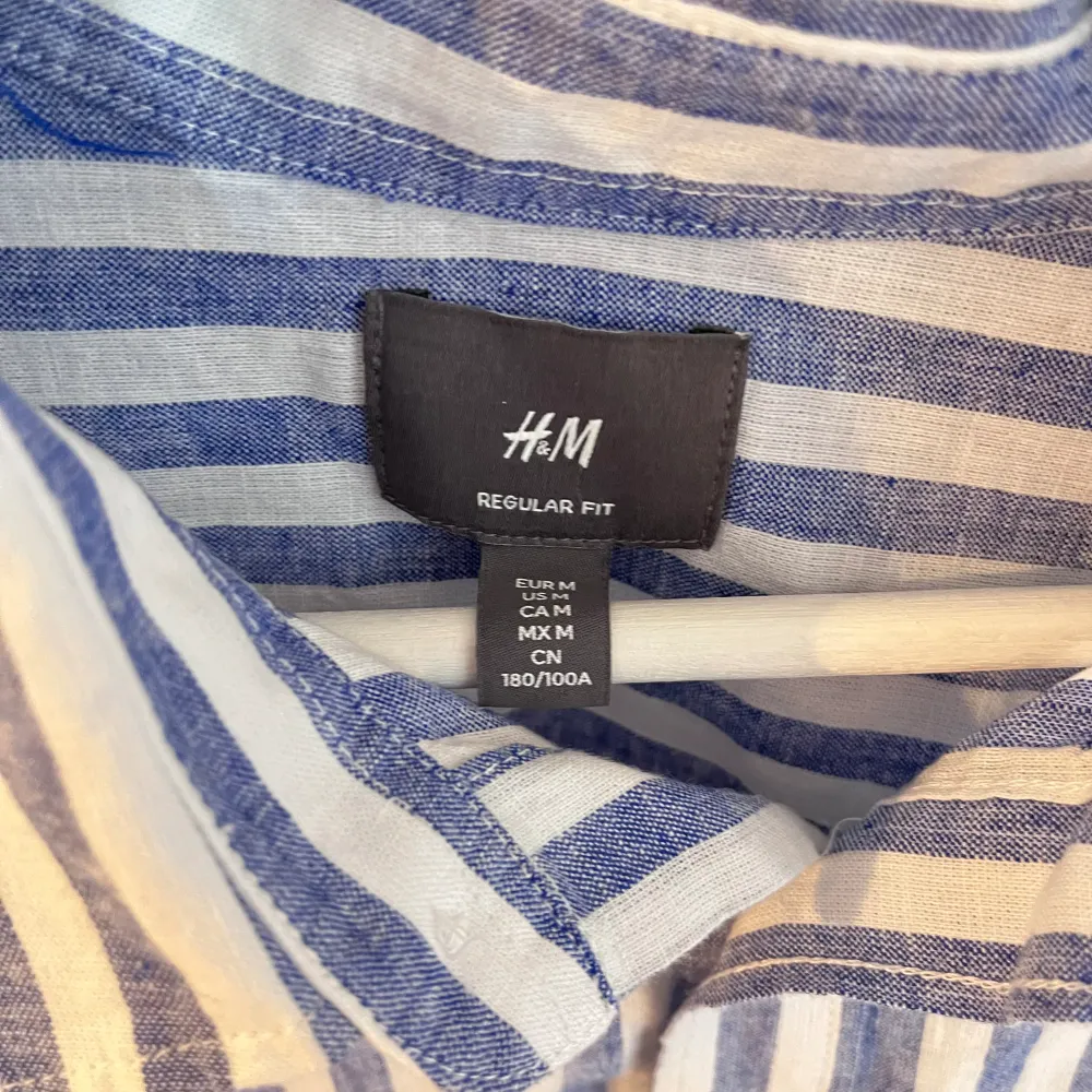 Säljer denna snygga skjorta ifrån H&M pga att den var för stor för mig. Riktigt passande på sommaren, den är aldrig använd så i nyskick✨ Storlek:M, passar 175-185. Skjortor.