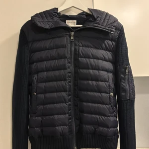 Moncler cardigan - Tja! Säljer min moncler cardigan. Skick 9/10 använd fåtal gngr. Tveka inte att skriva dm vid funderignar o fler frågor🤙🍾