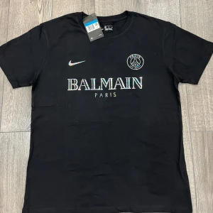 Balmain tshirt - Balmain psg tshirt glänser i nyskick inga fel med den 10/10. Tillkommer med tags samt påse. För fler frågor hör gärna av dig😁pris kan diskuteras vid SNABB affär!!