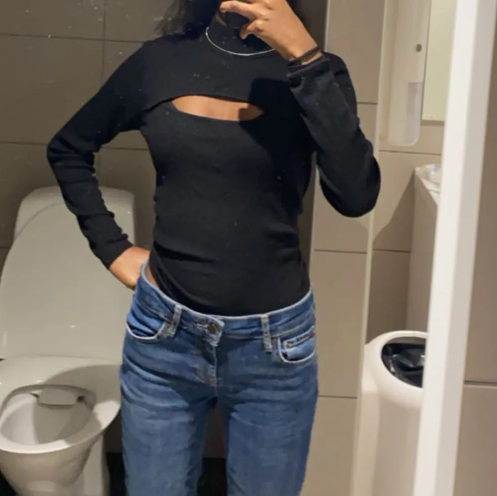 Långärmad topp med högre hals och cut out vid bysten från hm i storlek M men är mindre i storleken så passar mig som vanligtvis bär S eller XS! Skriv för fler bilder🫶🏽💕. Yläosat.