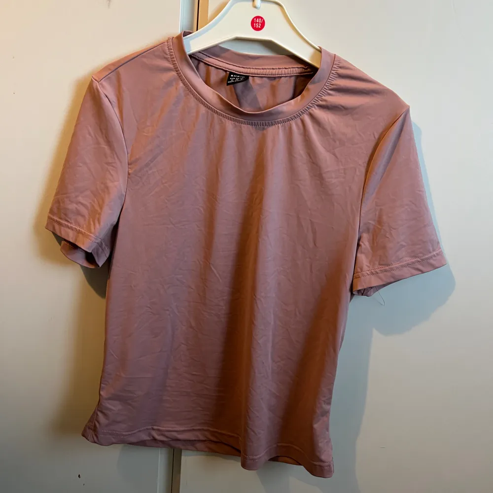 Skims liknande t-shirt från shein, jätteskönt material och är lite kortare i modellen. Stl M. T-shirts.