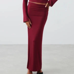 Långkjol - Säljer denna långkjol, använd vid två olika tillfällen endast 🫶🏻