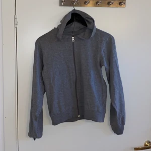 Tröja - En grå tjocktröja i storlek S.
