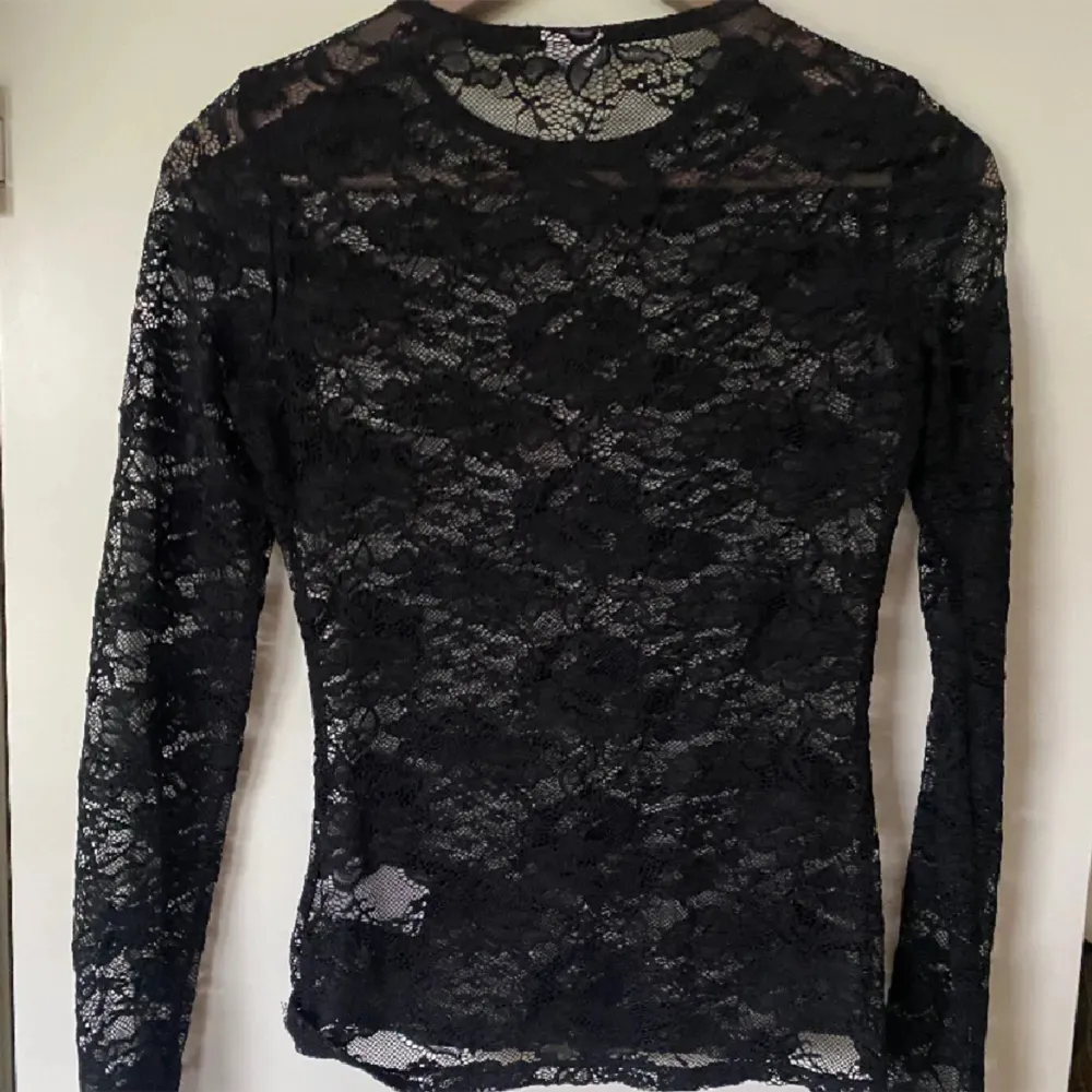 Säljer denna superfina spets tröjan som inte säljs längre❤️inga defekter, knappt använd. Blusar.
