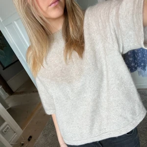 Other stories tröja - Populära tröjan som tyvärr ej kommer till användning. Fint skick💓