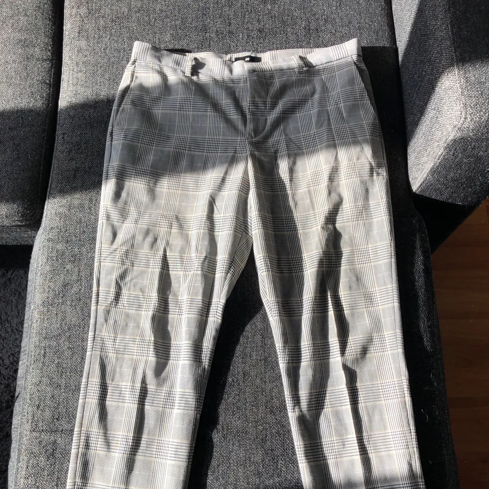 Gråa kostymbyxor/tygbyxor från H&M🙌 Bra skick. Slim fit.. Jeans & Byxor.