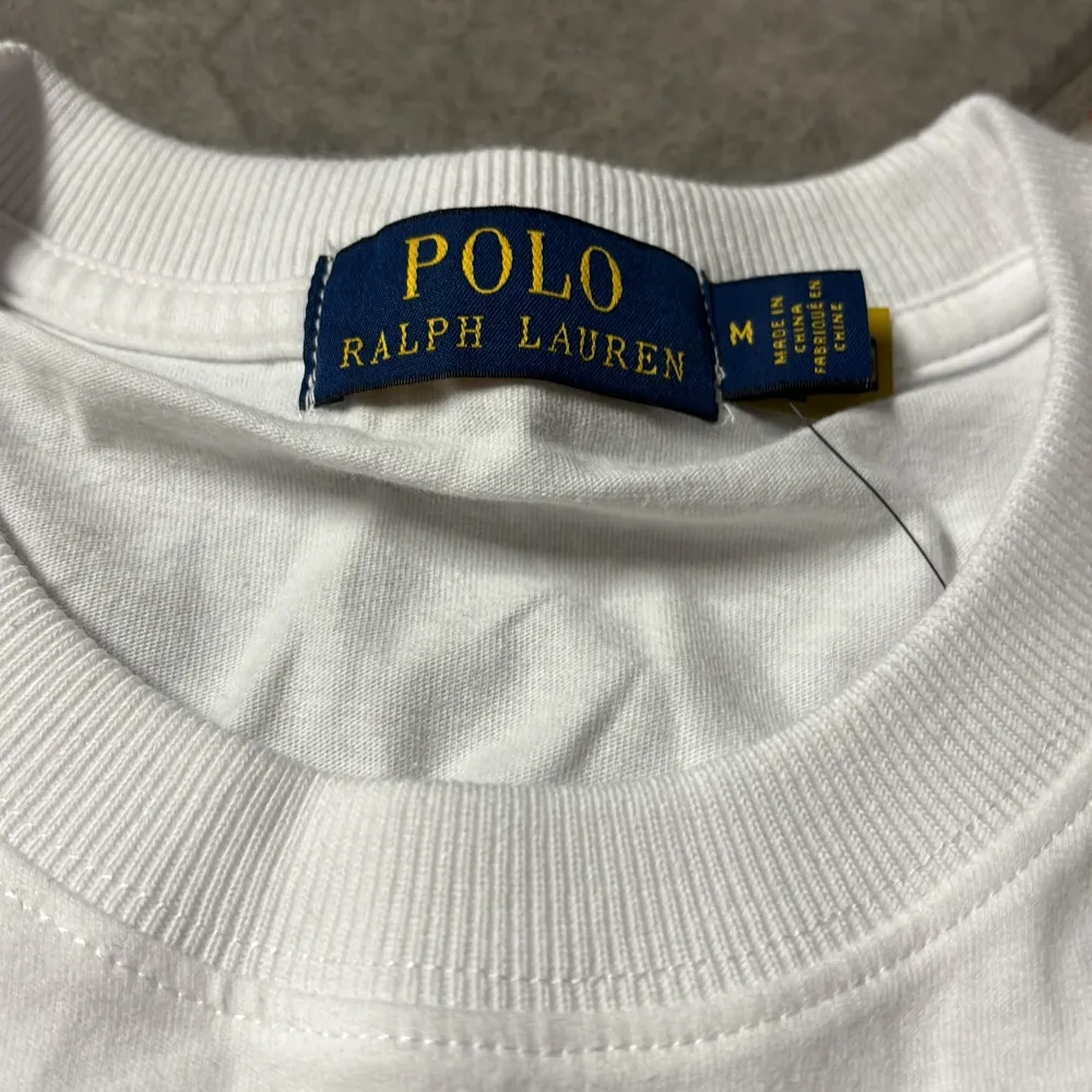 Hej, säljer nu denna Ralph Lauren tröja som är i skick 10/10. Den är perfekt till sommaren! Hör sv dig för mer info!💛☀️. T-shirts.