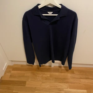 East west  - East west långärmad pike. Nyskick. Hör av dig vid frågor och funderingar 