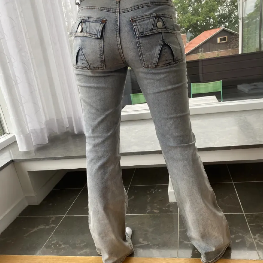 Säljer dessa jätte fina jeans då dem ej kommer till användning. Dem är midwaist och bra längd för mig som är 168!💕 Pris kan diskuteras vid snabb affär!. Jeans & Byxor.