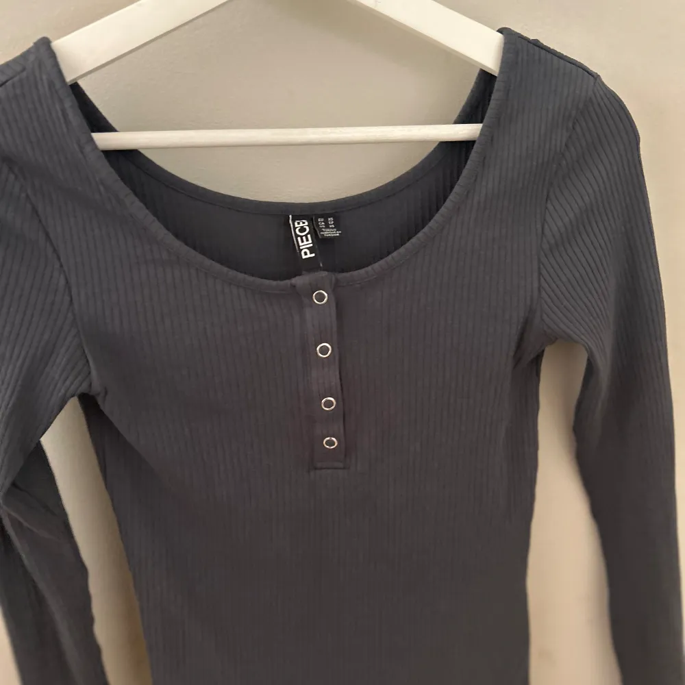 Säljer denna snygga tröja som man kan ha nästan när som helst❤️Passar till allt och är från pieces ❤️. Tröjor & Koftor.