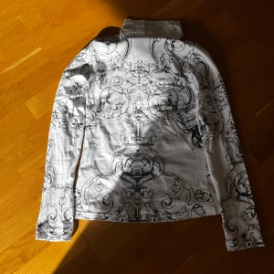 Affliction tröja vit S rhinestones - oanvänd affliction stil tröja den är storlek small har rhinestones på baksidan