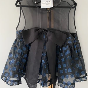 Helt perfekt  - Så snygg fest topp🥂 köpt på nk för 3200 och använd vid ett tillfälle💛så fin på! Kan skicka fler bilder 