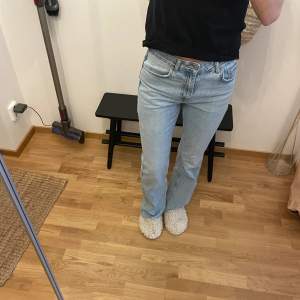 Jättesnygga jeans från Gina tricot i modellen full length flare. Har klippt av de för de va för långa, men tycker bara de blev snyggare. Fint skick! 