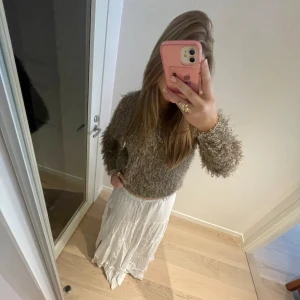 Tjocktröja - Super cool tröja med tofsar💘Den är några år gammal men den har inga defekter💗