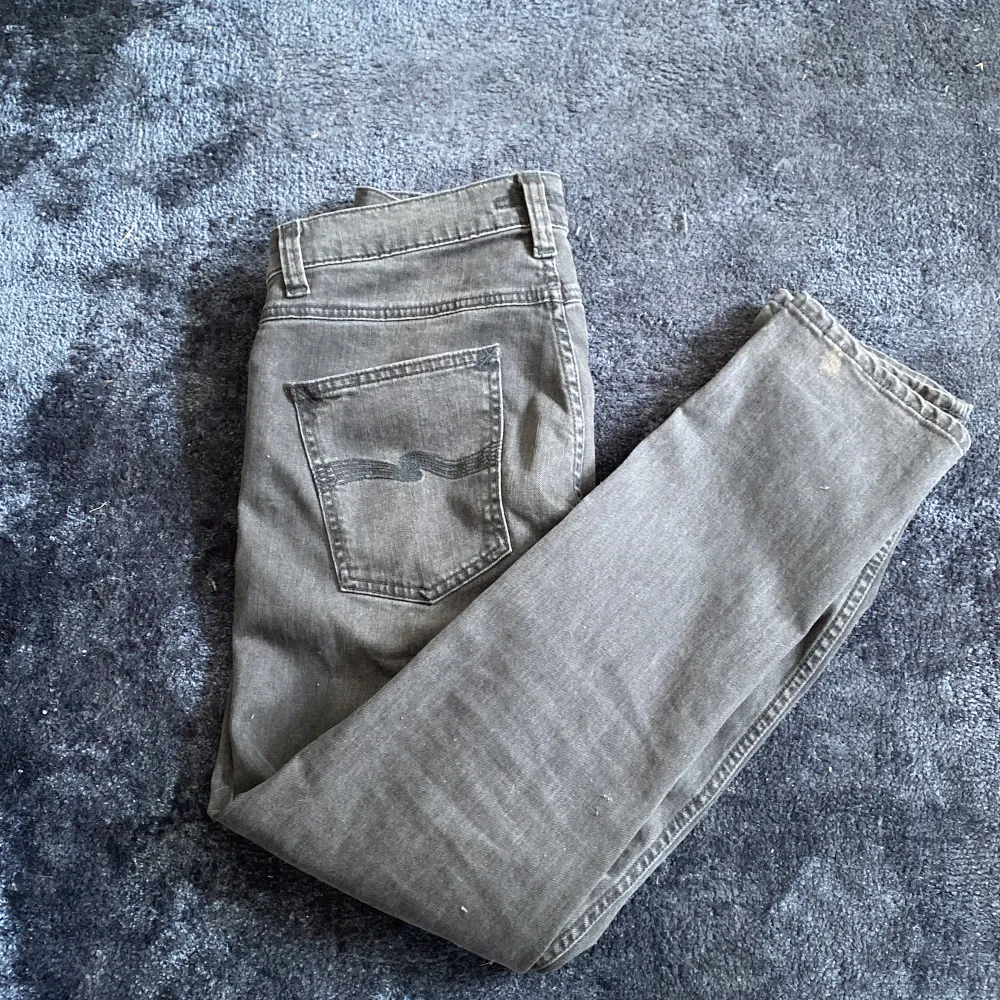 Säljer nu mitt par Nudie jeans i storlek 30/30, då det inte kommer till användning längre, vid någon fundering eller ifall du vill ha fler bilder så är det bara att skicka ett pm.. Jeans & Byxor.