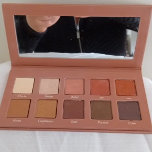 CAIAS MEDELSTORA ÖGONSKUGGSPALETT " INSPIRATION" SÄLJES ! - CAIAS medelstora Ögonskuggspalett " INSPIRATION" säljes ! Jättefina skuggor ,helt oanvänd då jag äger flera ! Köptes för 575kr och säljs för 450kr !