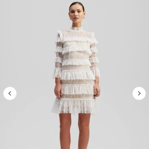 By malina klänning  - Använd en gång. Nypris är 2800kr. Den är som ny! Perfekt till studenten eller andra festliga tillfällen.