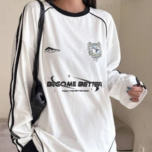 Vit Tröja med design/slogan/grafik 99 kr - Vit tröja med design/slogan/grafik. Oanvänd. Säljer pga inte min stil.  Storlek: S-M. Kan förmodligen även passa L. Kinesisk mått M.  Säljer för 65 kr.  Nypris: 149 kr + 50 kr fraktavgift.  