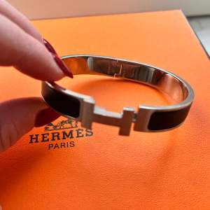 Så fint basic Hermes armband som funkar till allt! Köpt för nått år sedan men bara legat i boxen till större del så sjukt bra skick! Har äktenhetsintyg samt orginalbox. Kan absolut diskutera pris!❤️