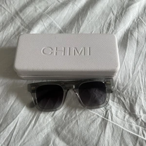 Solglasögon CHIMI 04 Grå - Gråa Chimis i modellen #04 Nästintill helt oanvända och är i nyskick. Nypris, 1350kr