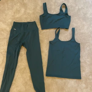 Amin träningskläder - Jättefint sätt från amin, använt några få gånger men för litet för mig. Storlek s i tights, m i linne och l i sport topp men skulle säga att det passar en storlek s 