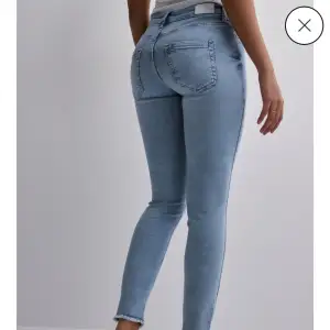 Säljer helt oanvända med prislapp kvar snygga jeans från ONLY. Storlek M men tyvärr för små för mig som är 168 och väger 67 kilo. 
